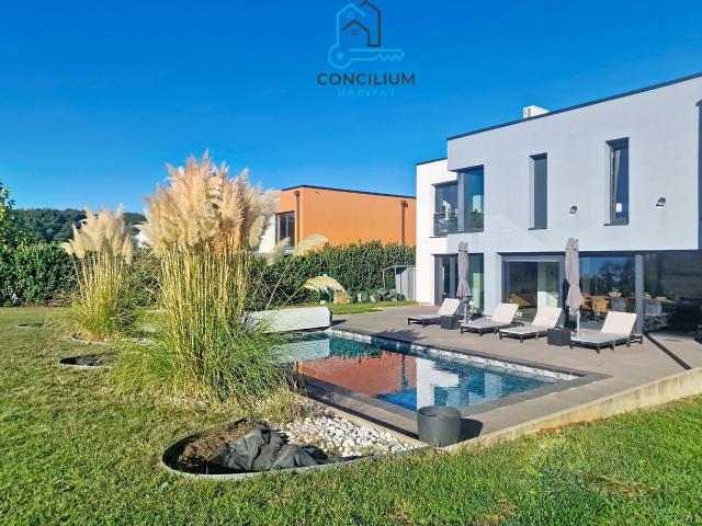 NEUFCHEF SUPERBE VILLA CONTEMPORAINE DE 205 M2 AVEC PISCINE