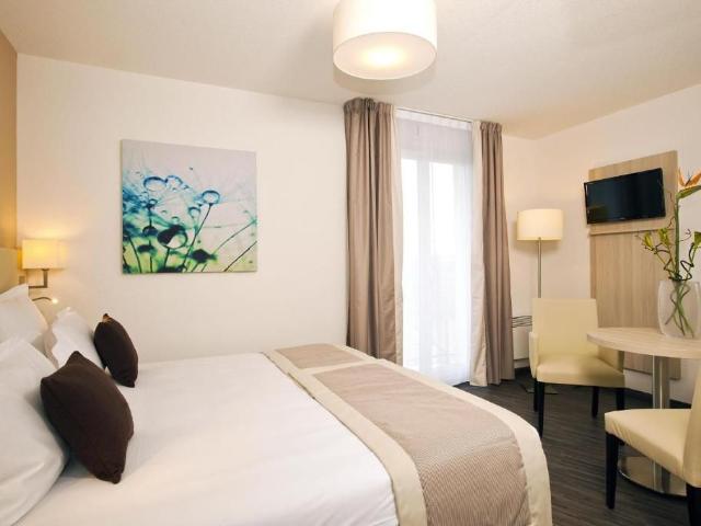 Neuilly Bords de Marne Stylish Studio Just a Short Drive from Paris