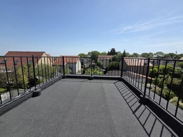 Neuilly Plaisance, dans l’environnement résidentiel du Plateau d’Avron, une très belle maison familiale de 4 pièces sur son jardin arboré de 240m2