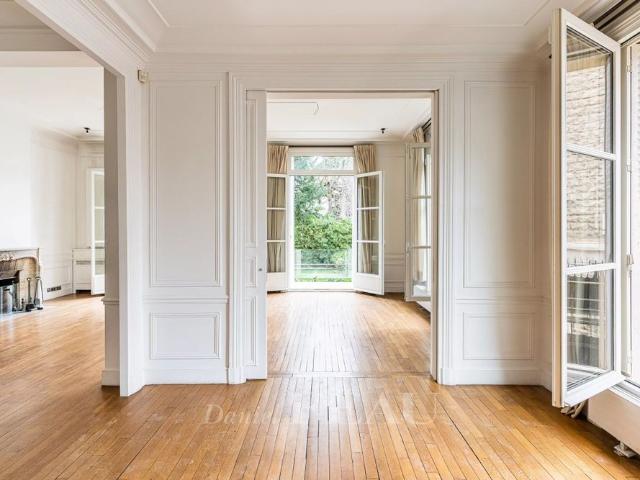 Neuilly sur Seine Voie privée Hôtel particulier