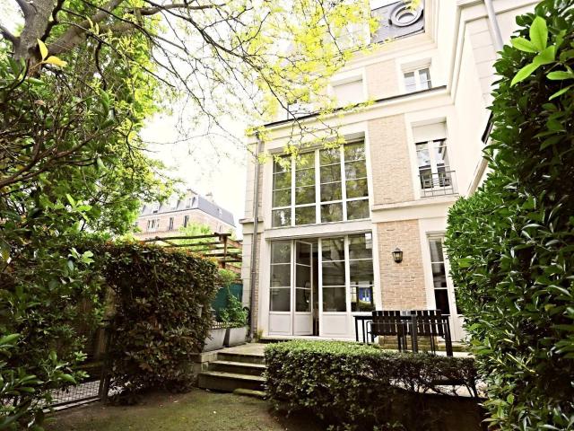 NEUILLY SUR SEINE FAMILY HOME – 5 BEDROOMS
