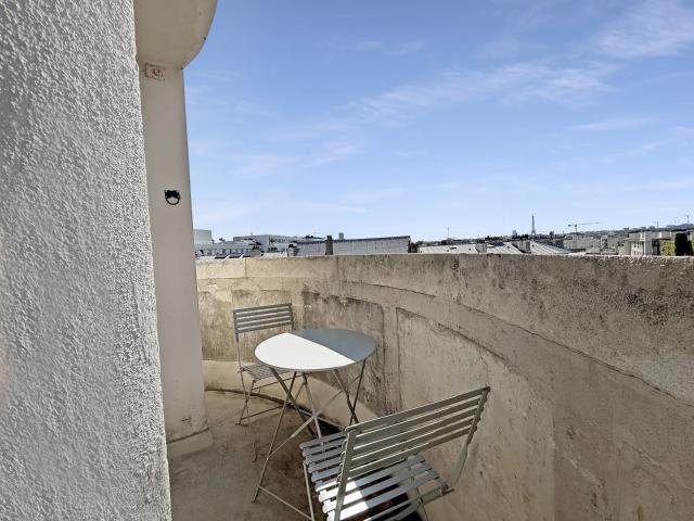 Neuilly sur Seine/Madrid Studio meublé avec balcon et vue exceptionnelle –