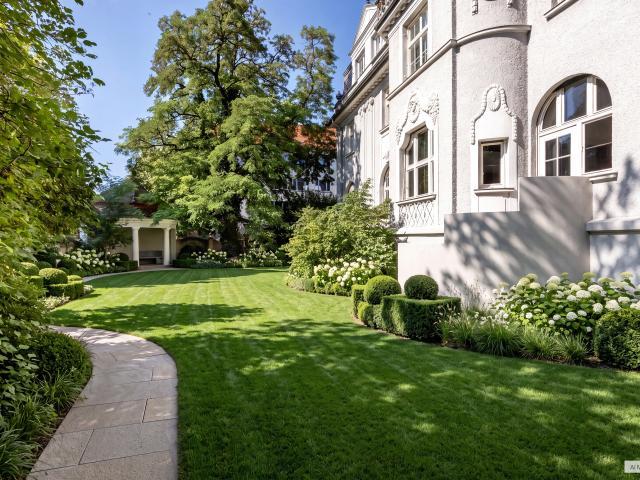Neuklassizistisches Juwel: Beeindruckendes Stadt Palais von 1911 mit park­ähnlichem Garten