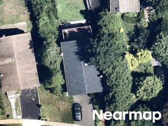 Neulist Ave