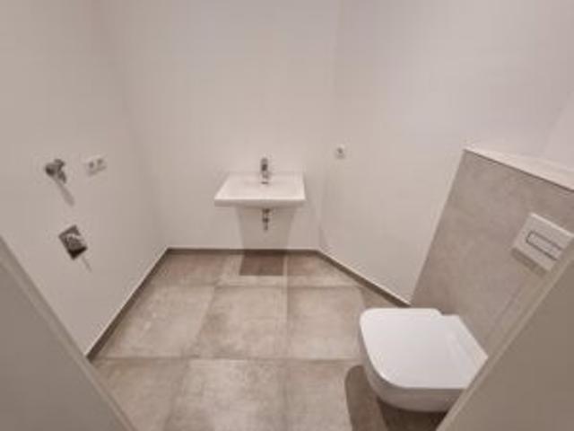 Neundorfer Str. 47, Wohnung 1 ~~~ Erstbezug, Balkon, Bad mit Wanne und Dusche, Gäste WC, Abstellraum, Keller, Aufzug