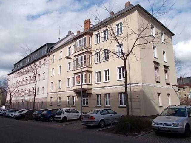 Neusanierte und großzügige 2 Zimmer mit Laminat und Wannenbad in schöner Lage