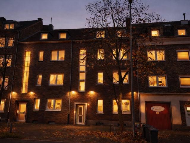 NEUSS FURTH: VOLLVERMIETETES 4 FAMILIENHAUS IN ZENTRALER LAGE
