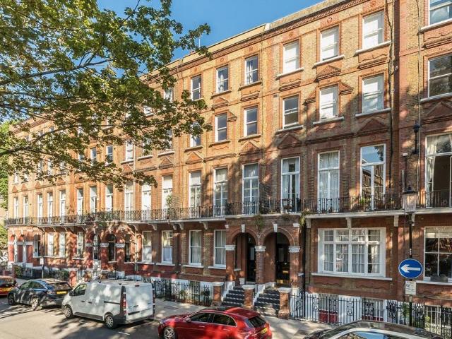 Nevern Square, London SW5 4 bed flat to rent £6,050 pcm £1,396 pw