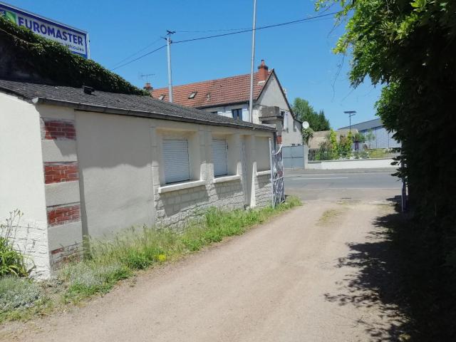 NEVERS MAISON DANS JARDIN STUDIO MEUBLE