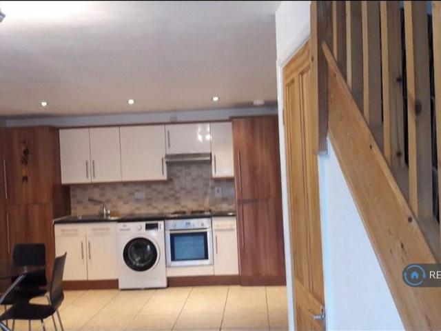 Neville Road, Chatham, ME4 1 bed detached house to rent £1,100 pcm £254 pw
