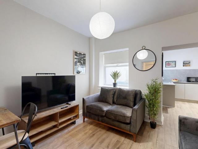 Neville Terrace, Durham DH1 4 bed house to rent £3,207 pcm £740 pw