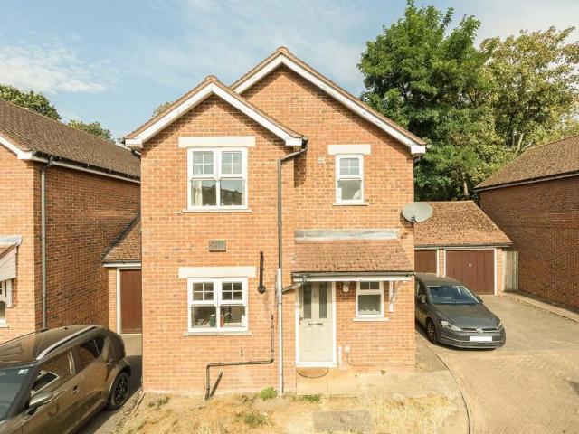 Nevinson Close, London SW18 3 bed house to rent £3,700 pcm £854 pw
