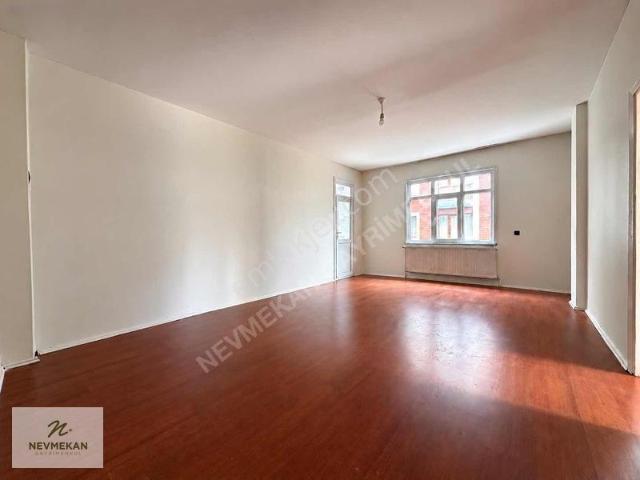 Nevmekan'dan Merkezi Konumda Bakımlı 3+1 Kiralık Ferah Daire