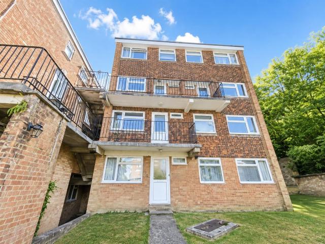 Newton Court, Haywards Heath RH16, 2 bed flat to rent, £1,495 pcm | PrimeLocation