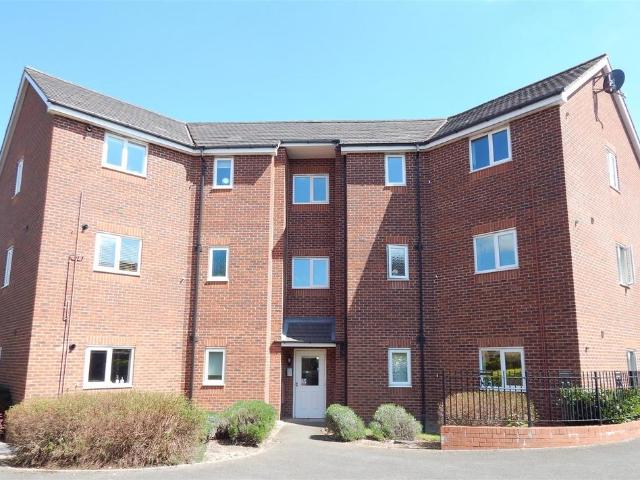 Newton Square, Bromsgrove 2 bed flat to rent £1,100 pcm £254 pw
