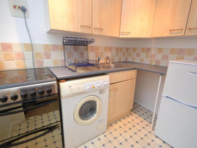 Newton Park Court, Leeds LS7 Studio to rent £625 pcm £144 pw