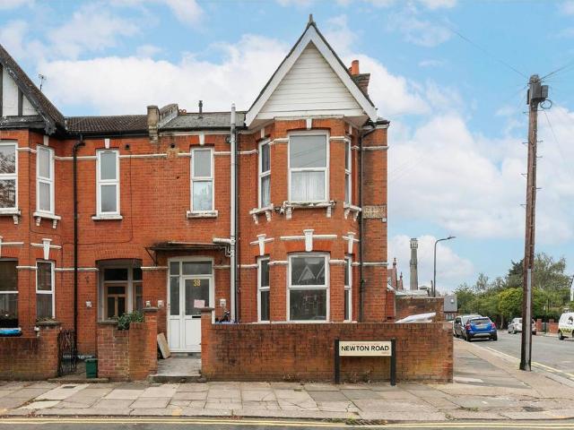 Newton Road, London NW2 3 bed flat to rent £2,200 pcm £508 pw