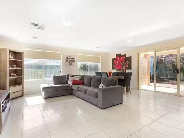 Charming 3 Therese Way, Maiden Gully, VIC 3551