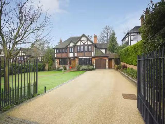 Unique 3 BA 4 bedroom detached house for rent in Chislehurst R.