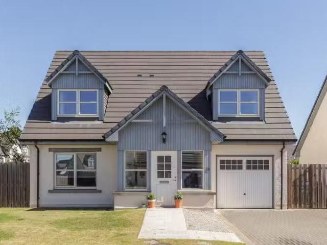 For Rent! 3 BA 4 bedroom detached house for rent in Raepersons.