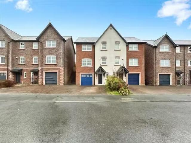 Unique 3 BA 4 bedroom semi detached house for rent in Fairladi.