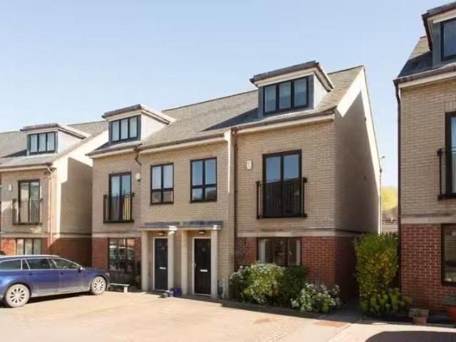 Deal! 3 BA 4 bedroom terraced house for rent in St Bartholomew.