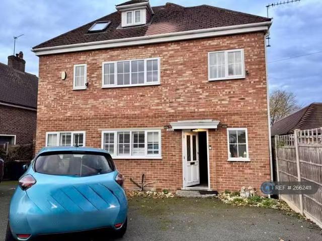 New 3 BA 5 bedroom detached house for rent in Goddington Lane.