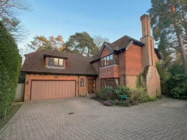 Rental! 3 BA 5 bedroom detached house for rent in Hook Heath.