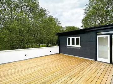 New 3 BA 5 bedroom end of terrace house for rent in Chatsworth.