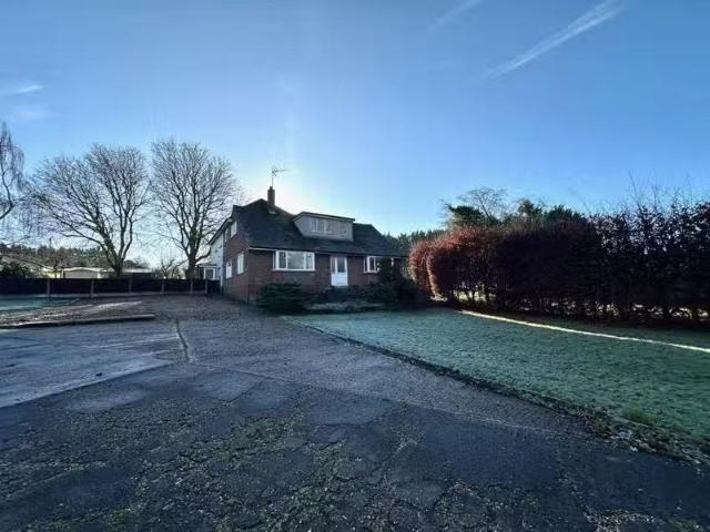 Deal! 3 BA 5 bedroom house for rent in Little Walden Road, Saf.