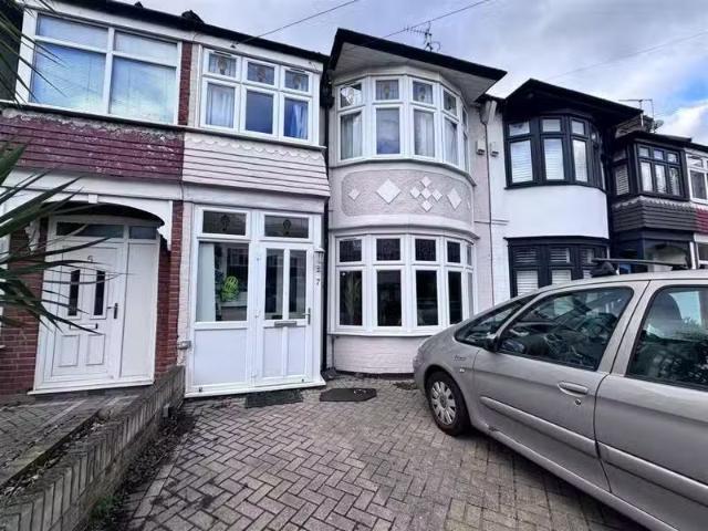 Cheap 3 BA 5 bedroom house for rent in Woodside Gardens, Londo.