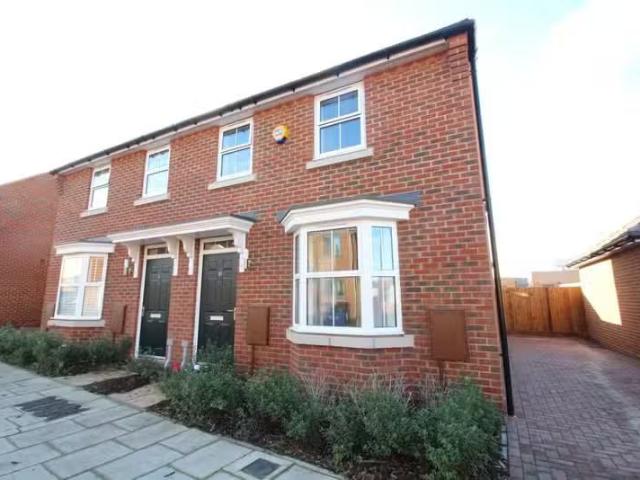 Rental! 3 BA 3 bedroom semi detached house for rent in Castle.
