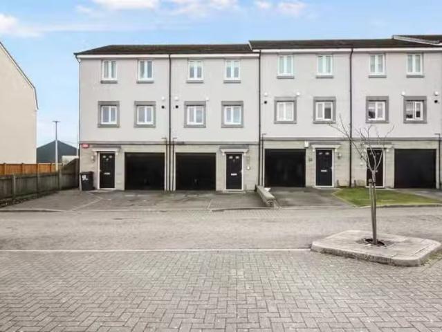 Cheap 3 BA 3 bedroom terraced house for rent in Burnside Park.