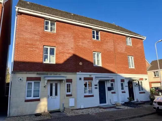 Deal! 3 BA 3 bedroom terraced house for rent in Watkins Square.