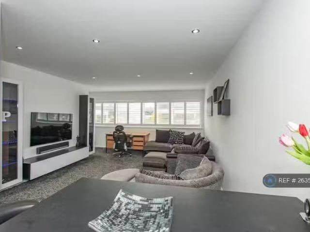 Cheap 3 bedroom maisonette for rent in Place Farm Avenue, Orpi.