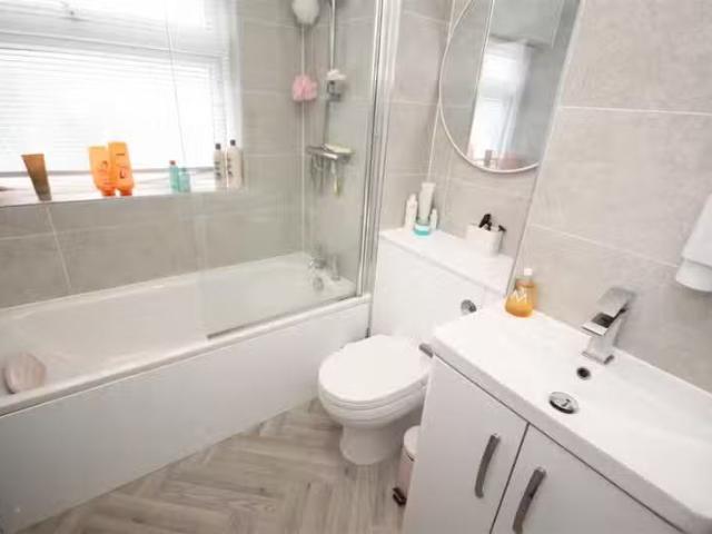 Charming 3 bedroom maisonette for rent in Woodcote Drive, Crof.