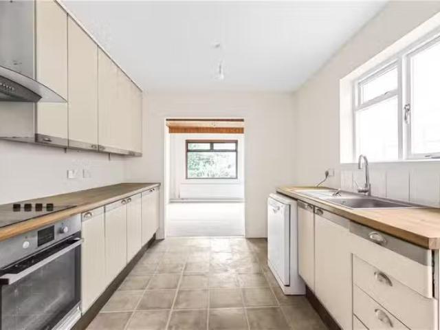 Unique 3 bedroom bungalow for rent in Bury Lane, Hatfield Peve.