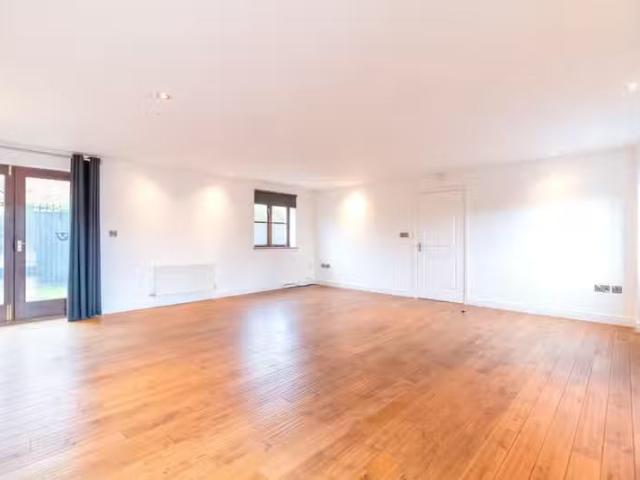 Just in! 3 bedroom barn conversion for rent in Coton Lane, Tam.