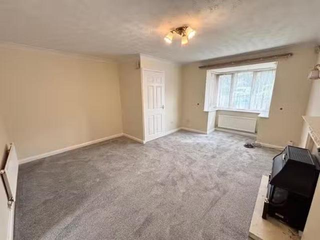 For Rent! 3 bedroom detached house for rent in Newey Road, Hal.