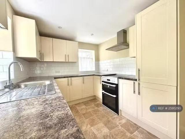 For Rent! 3 bedroom detached house for rent in bird Road, Horn.