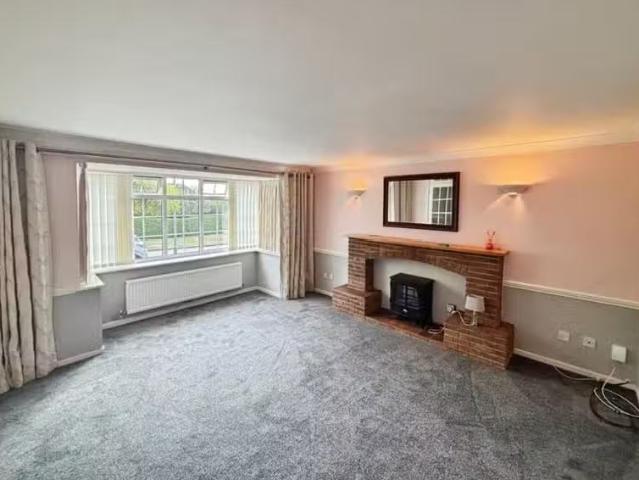 Cheap 3 bedroom detached house for rent in Elmhurst Close, Red.