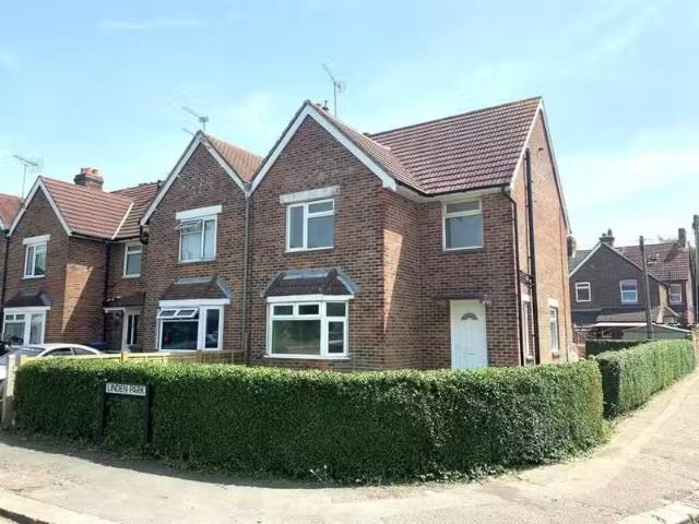 Just in! 3 bedroom end of terrace house for rent in Linden Par.