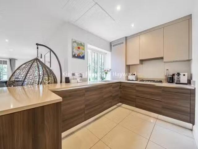 Cozy 3 bedroom flat for rent in Bickley Park Road, Bromley, BR1