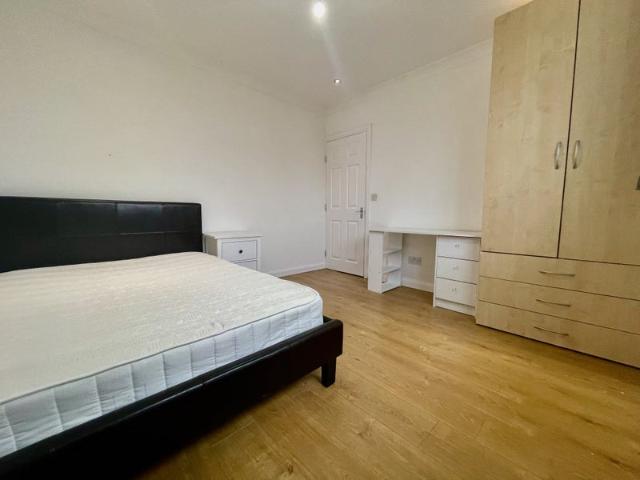 NEW 3 Bedroom Property London Central Line Zone 2