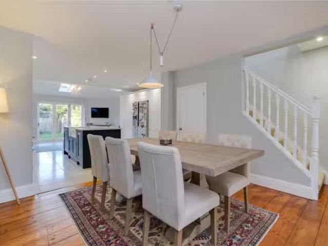 Cheap 3 bedroom property to let in Wolsey Road, Esher, Surrey.
