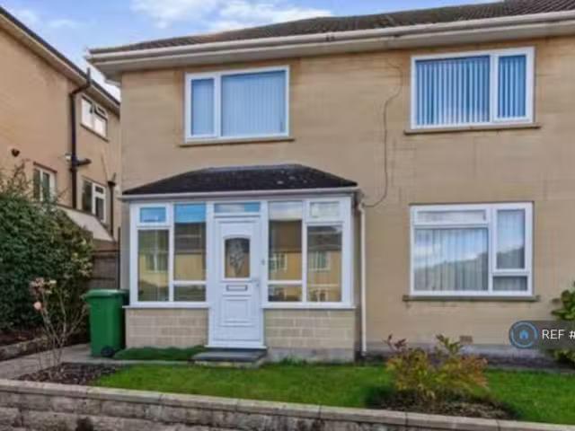 Charming 3 bedroom semi detached house for rent in Bay Tree Ro.