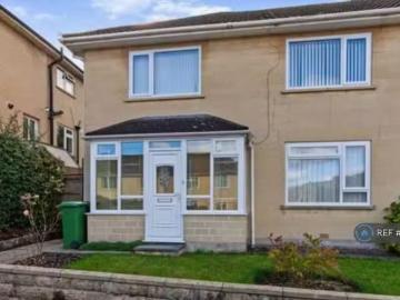 Rental! 3 bedroom semi detached house for rent in Bay Tree Roa.
