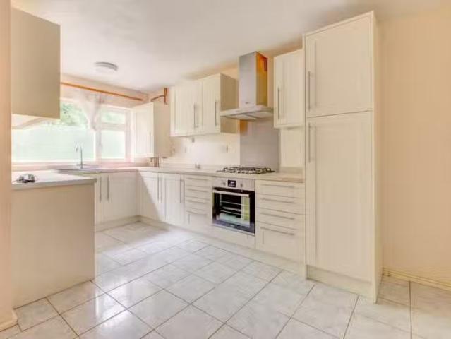Cheap 3 bedroom semi detached house for rent in Bromfield Road.