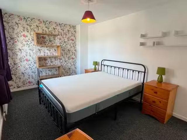Rental! 3 bedroom semi detached house for rent in Burnett Road.