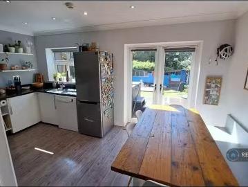 Rental! 3 bedroom semi detached house for rent in Lewis Road.